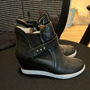 NEW Never worn Linnea Paolo wedges. Leather.